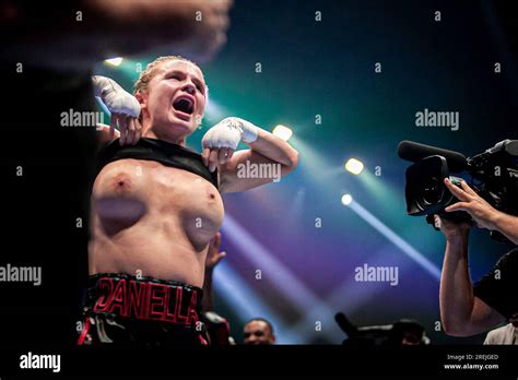 daniella hemsley flashes the crowd|Boxing: Daniella Hemsley flashes crowd after Kingpyn。